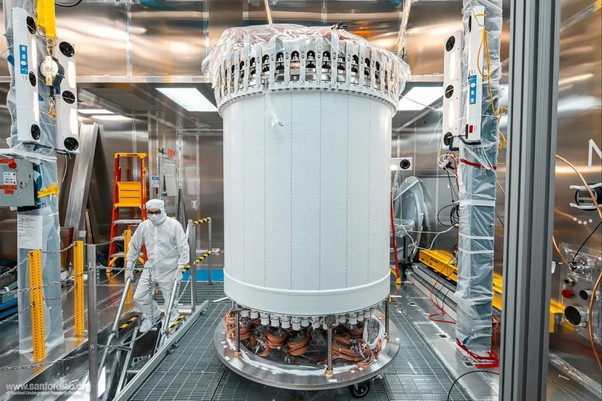 Cientistas detectam possível sinal de matéria escura em experimento subterrâneo nos EUA